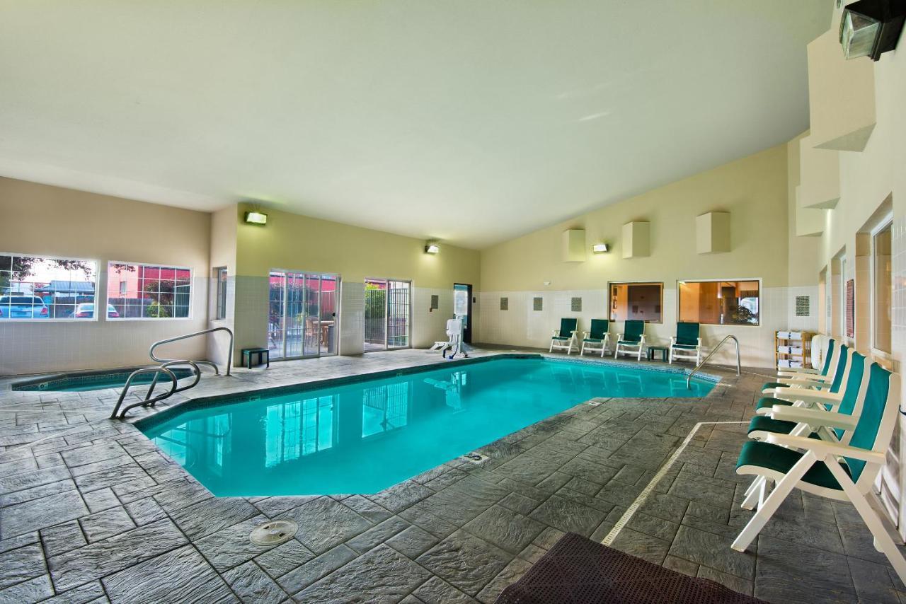 Oxford Suites Hermiston Exteriör bild